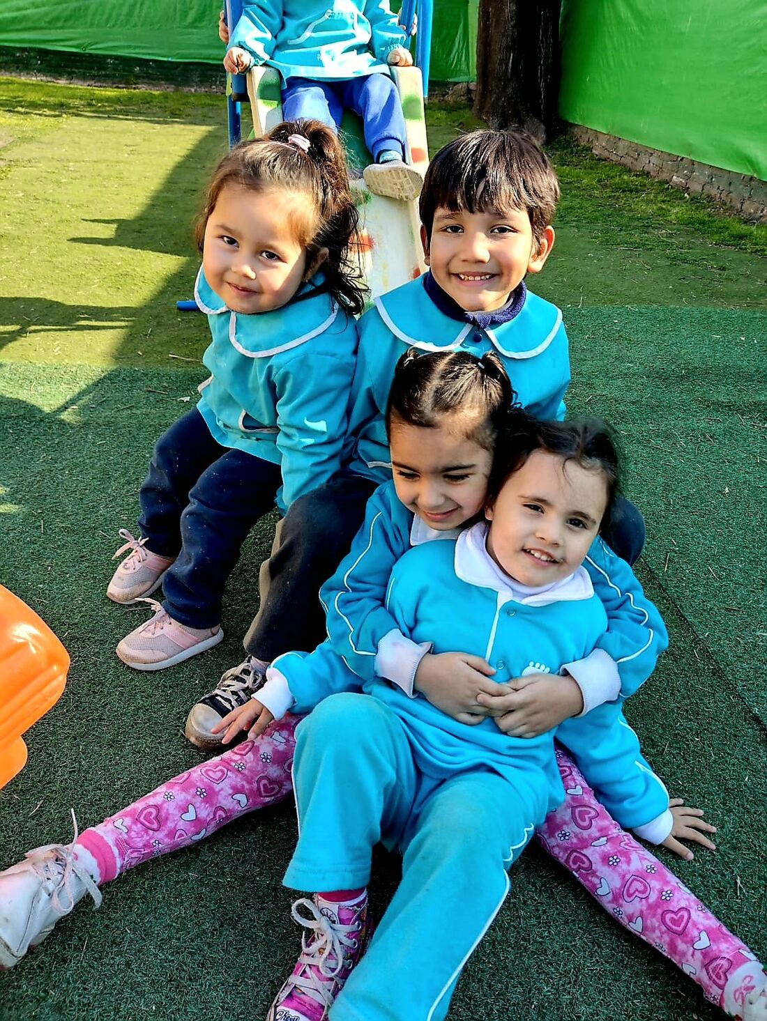 Niños jugando y compartiendo al aire libre