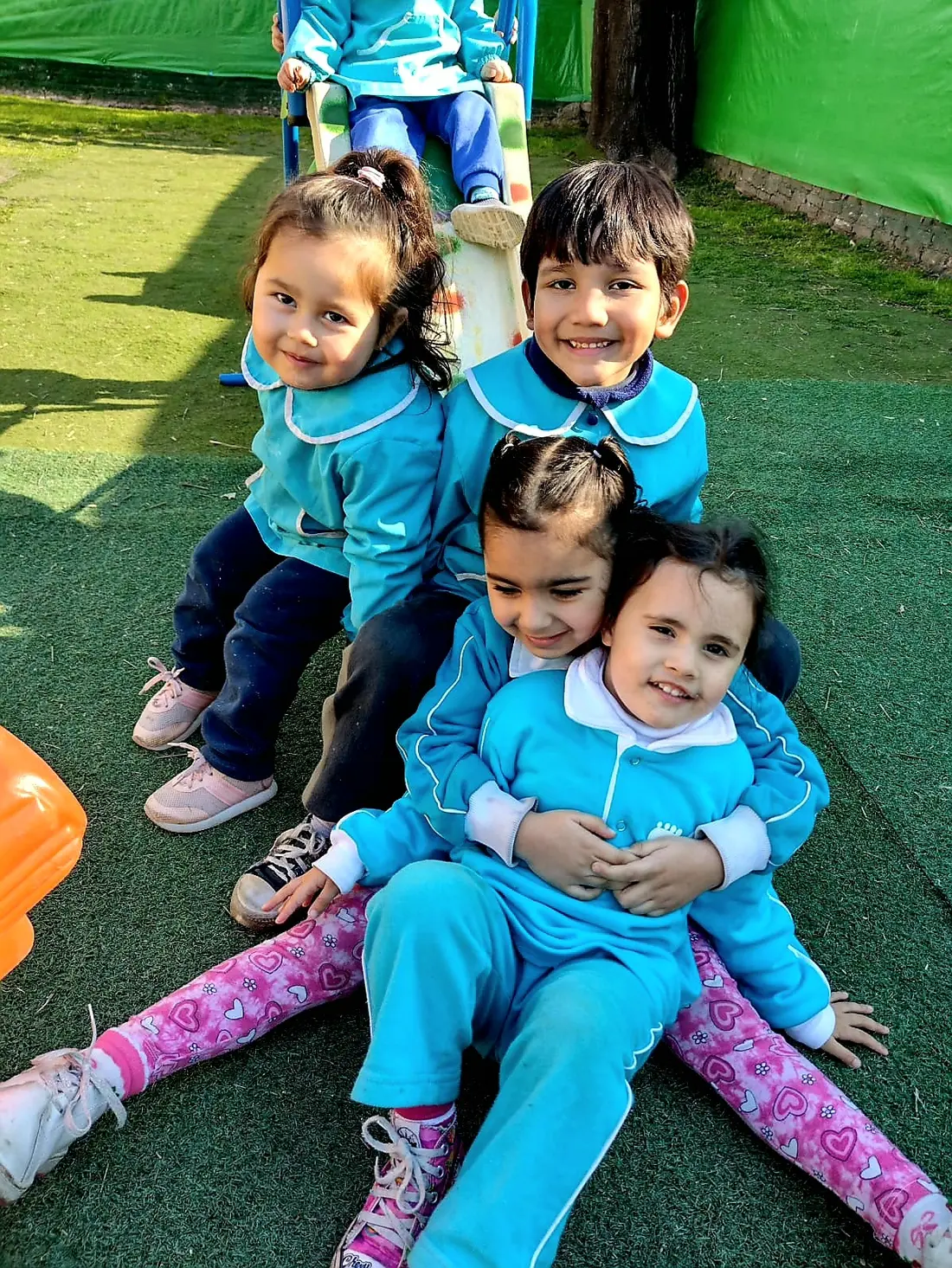 Niños de Primeros Pasos disfrutando el patio