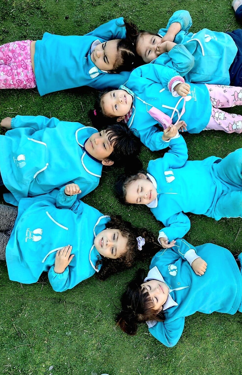 Niños de Primeros Pasos compartiendo un momento de juego